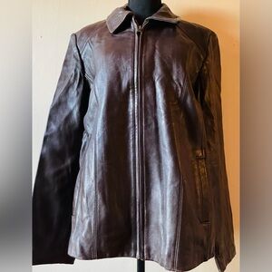 Winter leather jacket.
Is in good condition.
Not refund after purchased.